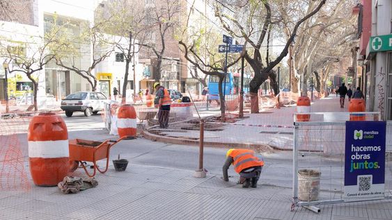 Comienza la reparación de calzadas y veredas en calle Italia
