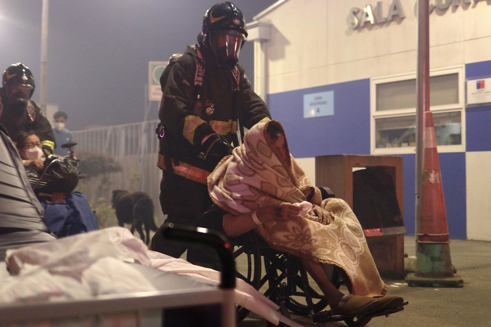 Pacientes del hospital Penco-Lirquen son evacuados debido a los incendios forestales la madrugada de este domingo, en Penco (Chile).