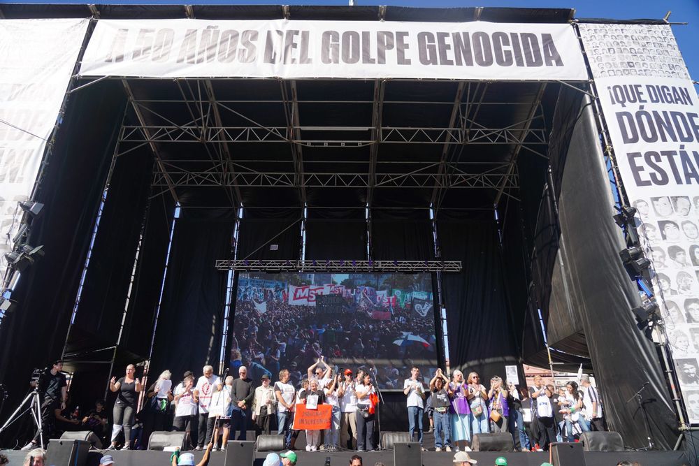 Organismos de derechos humanos realizarán hoy la marcha en Plaza de Mayo para conmemorar un nuevo aniversario del Golpe de Estado de 1976, que en esta oportunidad tendrá una simbología especial por cumplirse 50 años. En ese marco se realizarán movilizaciones en las ciudades más importantes del país por el Día de la Memoria, Verdad y Justicia, mientras que la principal convocatoria, como siempre, será en la histórica plaza frente a la Casa Rosada.