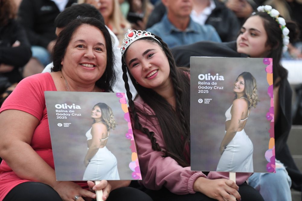 Desde temprano las gradas del teatro griego Frank Romero Day se empezaron a llenar de color y fervor con las hinchadas de cada reina departamental.