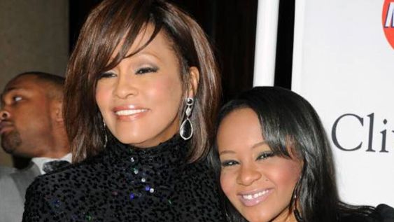 La hija de Whitney Houston sigue en coma tras ser hallada en una bañera como su madre