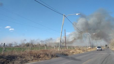 Los Andes | Las malas condiciones climáticas no colaboraron y en pocos minutos el fuego llegó a un galpón de empaque - Fuentes Policiales