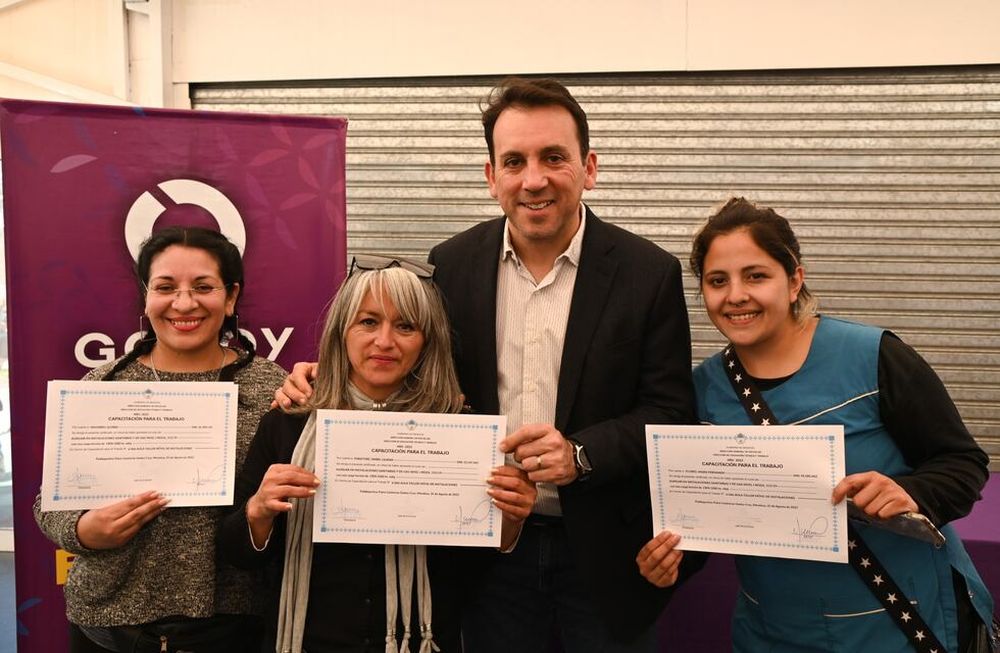 Formación para el empleo: 50 personas egresaron de los cursos de las aulas talleres móviles