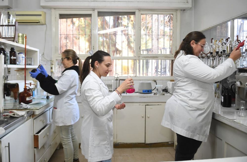 En los tres laboratorios de la Dirección de Fiscalización y Control verifican la seguridad de toda la producción de productos agroindustriales de Mendoza. Abarca a casi 600 empresas inscritas en el rubro. Foto: Ramiro Gómez