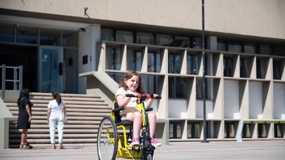 La primera bici adaptada de la Ciudad ya está con su dueña