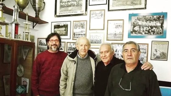 El Toro junto a Fernando Montaña, Piero Perez Prolongo y Alfredo Lucero en una visita al museo Lila De Marinis del club Atlético Argentino. / Prensa Atlético Argentino.