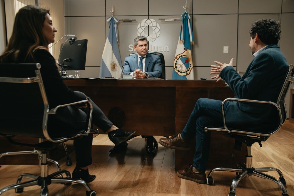 Soledad Gonzalez, editora de la sección Economía de diario Los Andes, y Pablo Dellazoppa, director de Contenidos, con el gobernador Marcelo Orrego, en la Casa de Gobierno de San Juan.