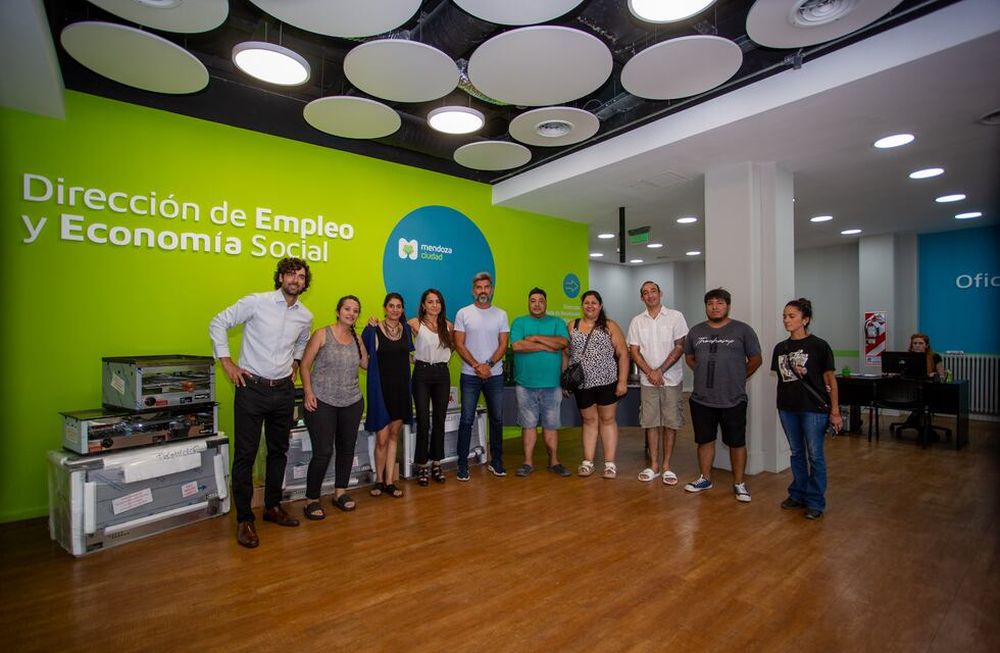 Ulpiano Suarez entregó equipamiento de trabajo a emprendedores de la economía social