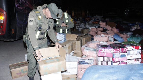Interceptaron dos colectivos con mercadería de contrabando en Lavalle.