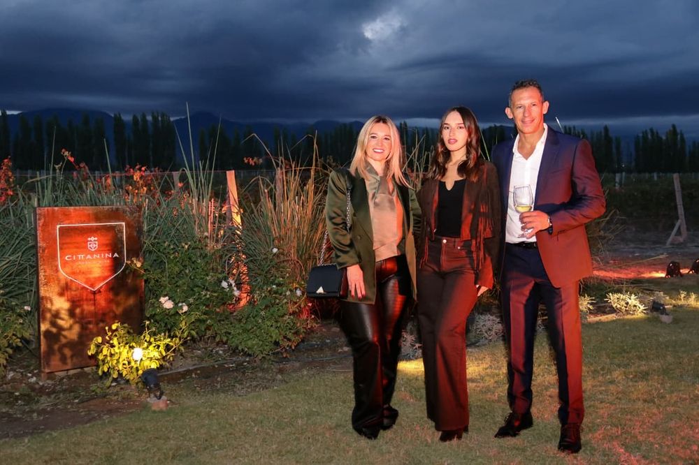 Coco, Alejandra y Lucía Gandolfo celebraron con emoción la apertura de Coraje, compartiendo una noche tan esperada como significativa.