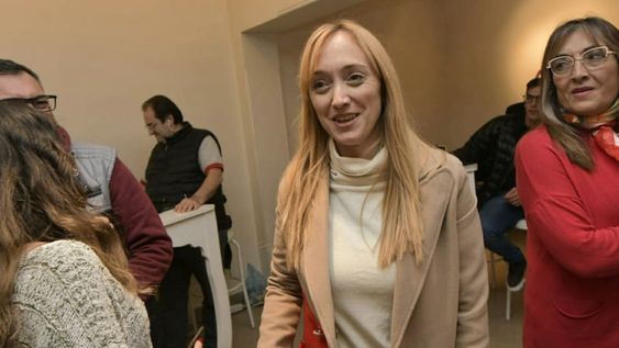 Anabel Fernández Sagasti en el búnker acompañando a Omar Parisi y Lucas Ilardo, del frente Elegí en las PASO 2023 en Mendoza. Foto: Orlando Pelichotti / Los Andes