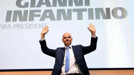 . Infantino, de padres italianos, está casado con una libanesa y tiene cuatro hijos. Habla inglés, español, italiano, francés y alemán. (Foto: AP)