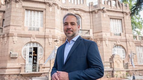 Los Andes | Retrato de Matias Stevanato intendente del departamento de Maipú realizado en el Museo del Vino, ex Bodega Giol. Foto: Ignacio Blanco / Los Andes
