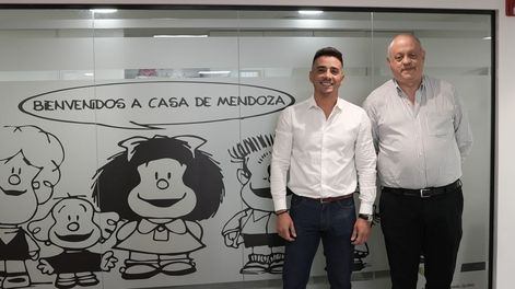 De izquierda a derecha, Mafalda, el intendente de Guaymallén Marcos Calvente y Pablo Hortal, el director de la Casa de Mendoza en Buenos Aires a quien le prorrogaron la adscripción.