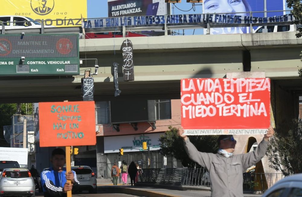 El contraste entre los mensajes positivos y las amenazas que aparecieron en el ingreso a Mendoza. / Ignacio Blanco