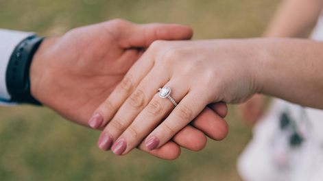 Reveló que transformó su anillo de casada en uno de divorcio y se sumó a una tendencia que gana fuerza.