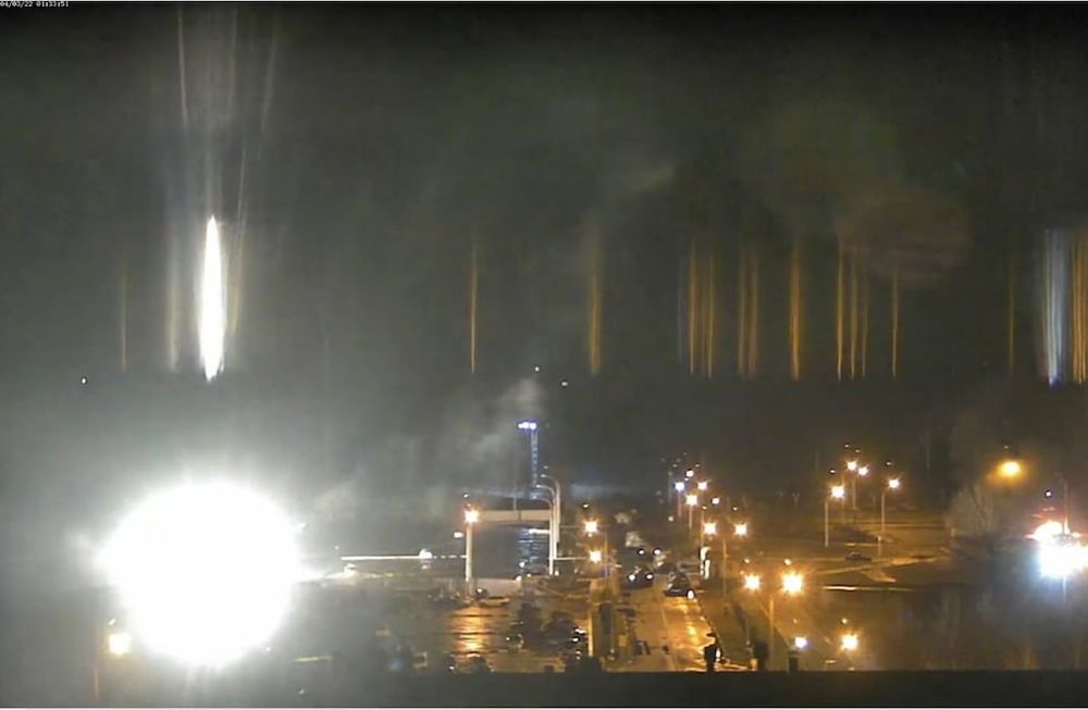 Fuentes ucranianas aseguran que Rusia atacó la planta nuclear más grande de Europa y hay un foco de incendio.