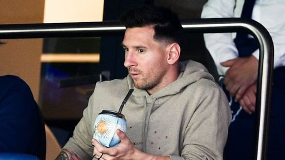 La Pulga no estuvo en el campo de juego, pero presenció la goleada de su equipo en la platea con un mate made in argentino. / Gentileza. La Pulga no estuvo en el campo de juego, pero presenció la goleada de su equipo en la platea con un mate made in argentino. / Gentileza.