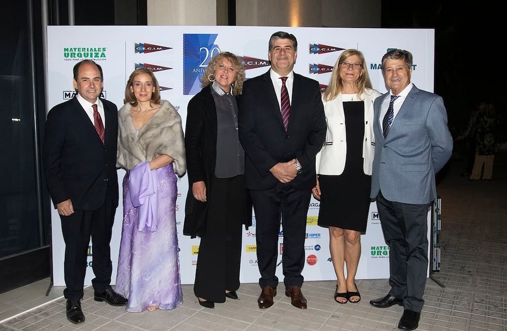 Dalmiro Barbeito, presidente de Cecim; Alejandra de Barbeito; el vicegobernador Mario Abed y su esposa Cristina; y Ana María y Atilio Calzetta, vicepresidente de Cecim.