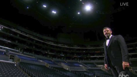 Los Andes | En esta imagen de video del domingo 20 de septiembre del 2020, cortesía de la Academia de las Artes y Ciencias Televisivas, el anfitrión Jimmy Kimmel habla en el escenario de un teatro vacío durante la transmisión de la 72da edición de los premios Emmy. (