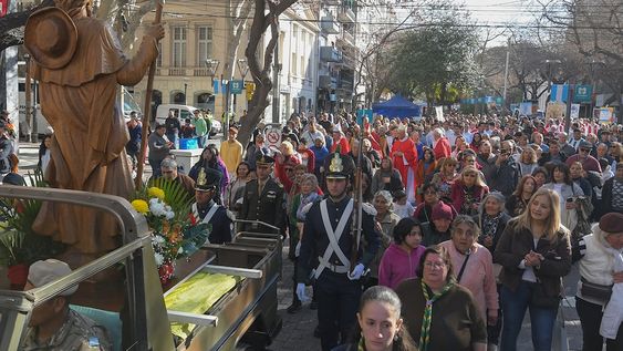 La tradicional celebración del Patrono Santiago Apóstol convocó a miles de mendocinos a la procesión y misa que fue celebrada por el arzobispo Marcelo Colombo. / Foto: Marcelo Rolland / Los Andes