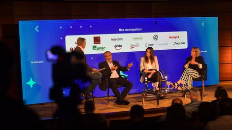 En una de las instancias de conversación participaron Fabián López (ministros de Servicios Públicos), María Constanza Ferrer (Telecom) y Belén Daghero (Holcim). La moderación estuvo a cargo del periodista Daniel Alonso. (LaVoz/Javier Ferreyra).