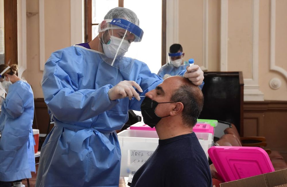 La provincia ha fortalecido la estrategia de testeos. En el colegio Agustin Álvarez realizaron testeos para detectar presencia de Covid 19. Solo entregaron 100 turnos. Foto: Mariana Villa