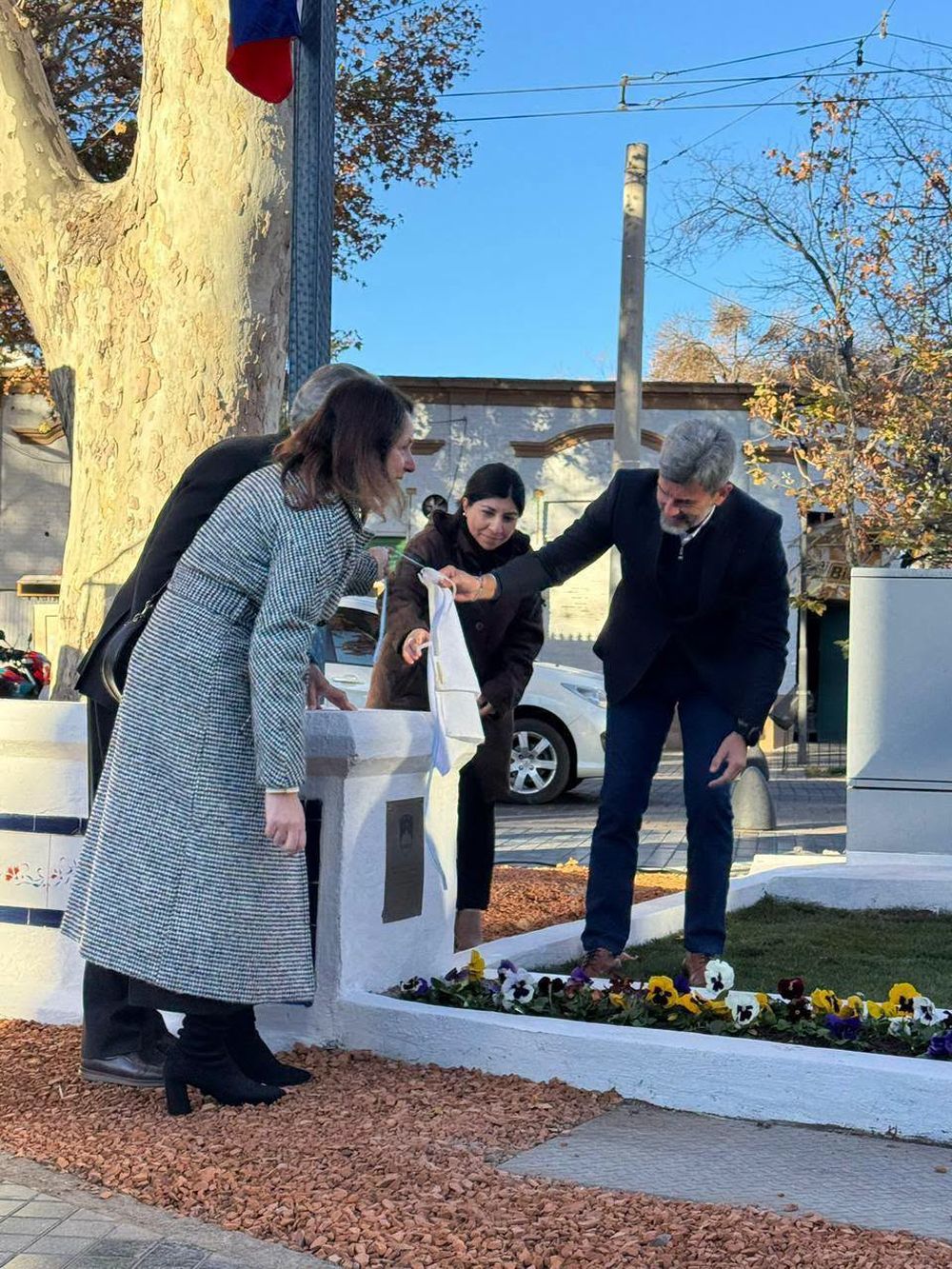 El intendente de la Ciudad de Mendoza participó del acto de aniversario de la independencia Eslovenia y descubrió una placa conmemorativa.