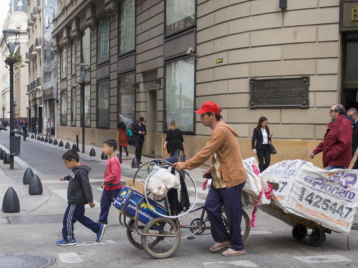 UNICEF señala que el 31% de los hogares con niños no llega a cubrir sus gastos, pero mejoró respecto a 2024.