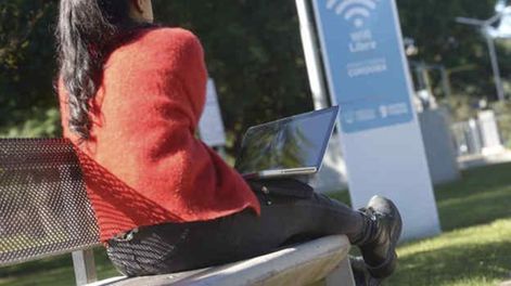 Los Andes | En muchos espacios verdes de Mendoza se puede conectar libremente a través de Wi-Fi.