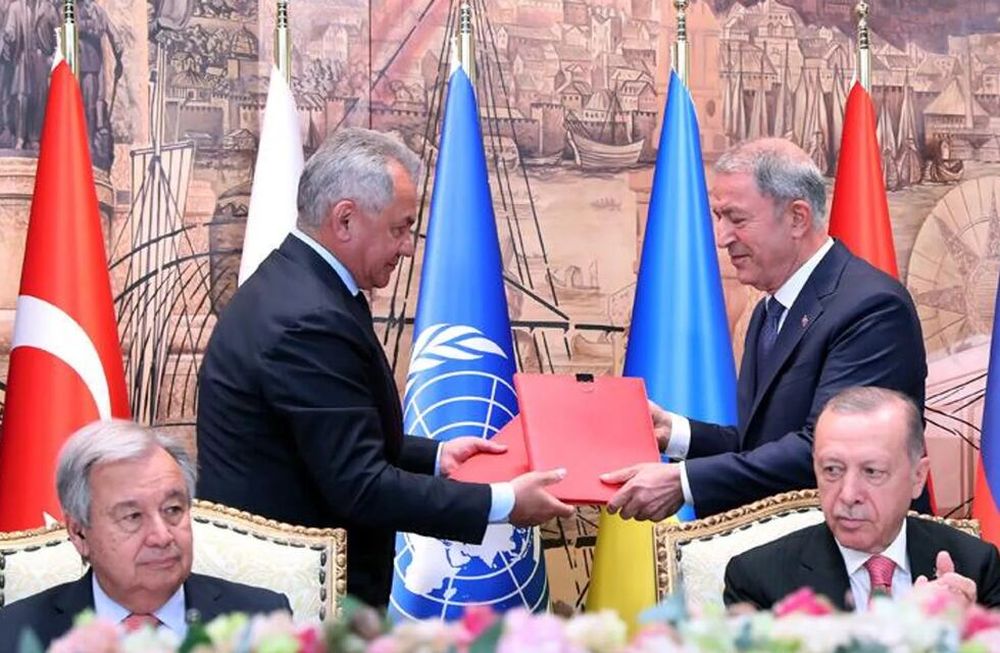 El ministro de Defensa ruso, Serguéi Shoigú, y el presidente turco, Recep Tayyip Erdogan, suscribieron un acuerdo sobre la exportación de granos desde los puertos de Ucrania con la mediación del secretario general de la ONU, Antonio Guterres. Imagen de archivo de la firma el 22 de julio de 2022.
