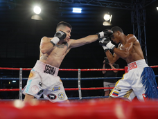 El Profe supo definir en el momento adecuado, una muy complicado duelo frente venezolano Algerbis “Zurdo” González, a quien noqueó en 5 rounds y se alzó con el título Sudamericano súperligero.