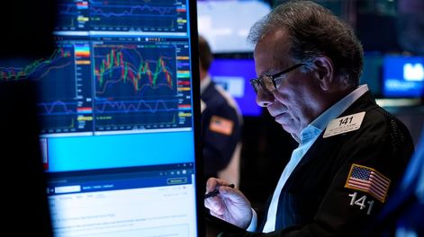 Los Andes | ARCHIVO - El corredor Sal Suarino trabaja en la Bolsa de Valores el miércoles 1 de noviembre de 2023, en Nueva York. (AP Foto/Richard Drew, Archivo)