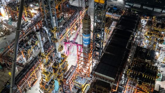 ypf instalo el nuevo reactor que impulsa la modernizacion del complejo industrial lujan de cuyo