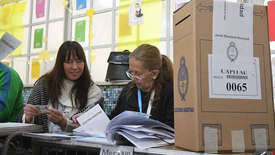 Cuáles son los documentos habilitados para votar este domingo en Mendoza.Escuela Nuestra Señora de la Misericordia de Capital Foto: José Gutierrez / Los Andes