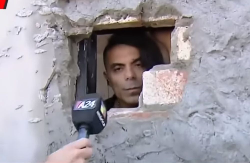 El hombre pudo comunicarse con los medios gracias a un agujero que había hecho un amigo suyo - Captura de video A24