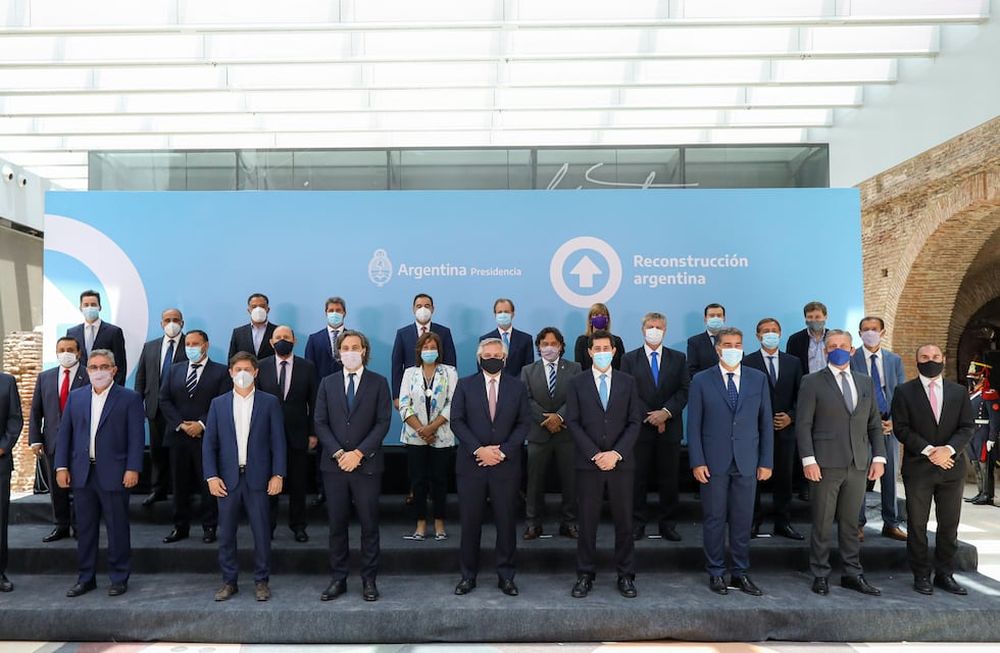 El presidente Alberto Fernández encabezó el acto en el que los gobernadores firmaron el Consenso Fiscal 2020, en el Museo del Bicentenario de Casa RosadaPersonas Fernández Alberto Kicillof Axel de Pedro Eduardo Wado Etiquetas acto gobernadores