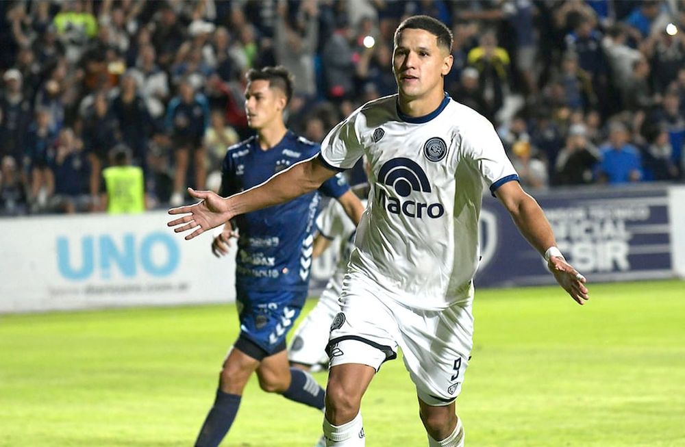 El goleador paraguayo, Alex Arce le tiene plena confianza al grupo y sostiene que el equipo está para el ascenso.  Foto: Orlando Pelichotti