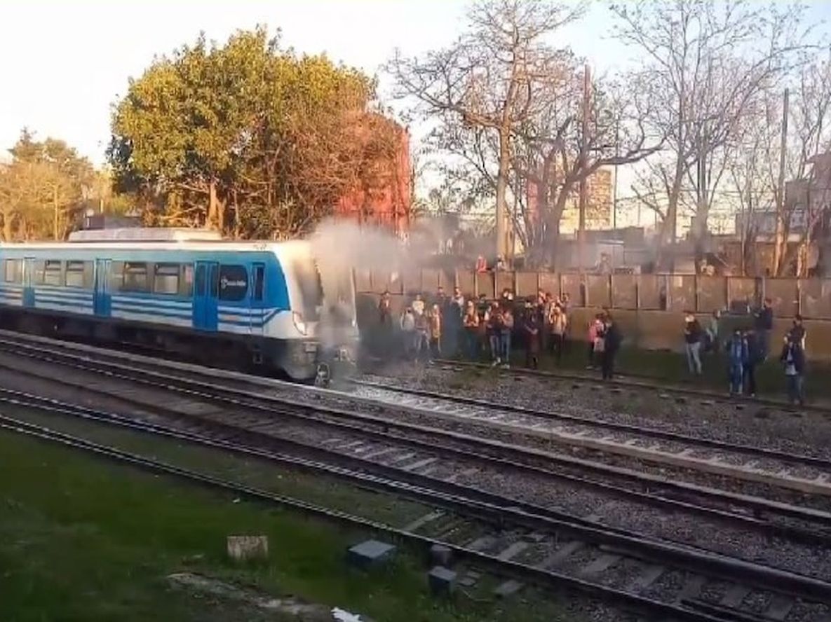 El motociclista falleció en el lugar y terminó debajo de la formación. Sucedió a la altura del paso a nivel Pueyrredón en Haedo, partido de Morón, Provincia de Buenos Aires.