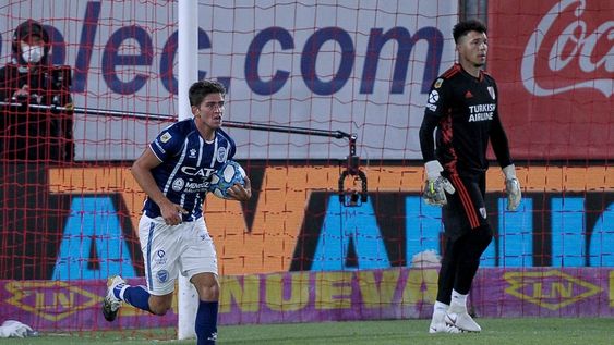 Tomás Badaloni corre con la pelota a festejar el gol de Godoy Cruz, que descuenta ante River, en cotejo por el Grupo 3 de la Copa Diego Armando Maradona.