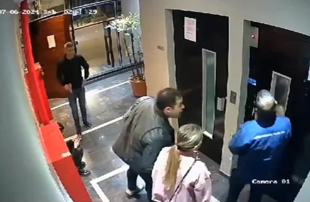 Los jóvenes estaban saliendo del edificio para ir a un boliche. Foto: captura.