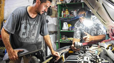 Los Andes | Gabriel Callejón y Mariano Agra aseguran que les cuesta conseguir algunos repuestos como por ejemplo bombas de agua, filtros y correas de distribución