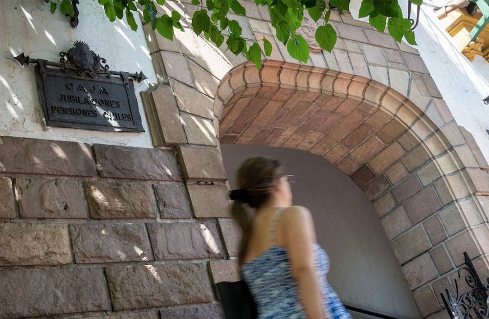 Circuito de CardonaLa municipalidad e Capital y familiares del artista Juan José Cardona proponen un recorrido por sus obras en distintos puntos del gran Mendoza Escudo tallado de la Caja de Jubilaciones y Pensiones,  ubicado sobre el frente del edificio, en Av Rivadavia casi Patricias Mendocinas del año 1940 Foto: Ignacio Blanco / Los Andes