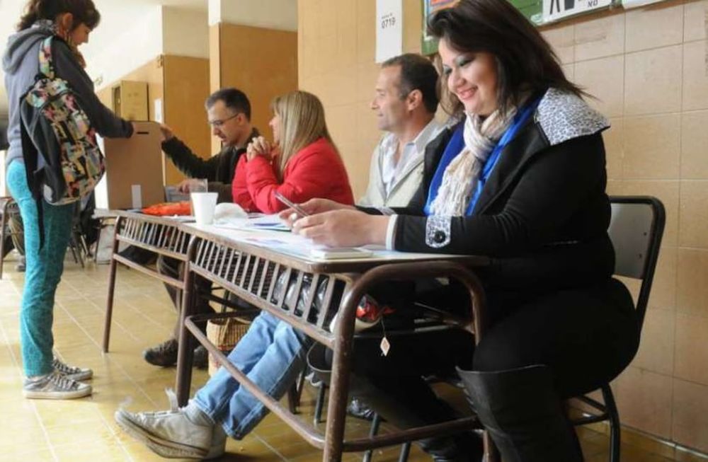 Tres fuerzas políticas salieron a buscar voluntarios para que fiscalicen las mesas electorales