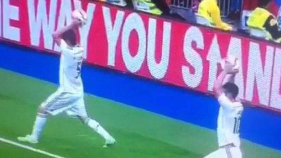 Fútbol insólito: dos jugadores de Real Madrid hacen un saque de banda al mismo tiempo