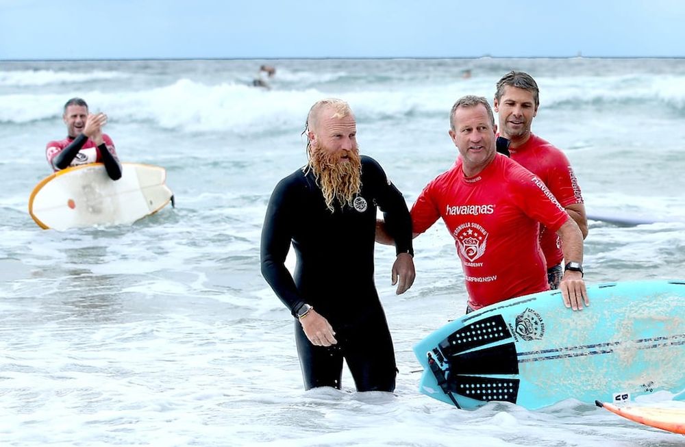 Blake Johnston batió este viernes el récord del mundo de la sesión de surf más larga encadenando olas durante 40 horas. EFE