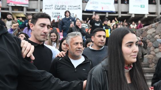 El gobernador Alfredo Cornejo sale de la UNCuyo escoltado por la seguridad y en medio de manifestaciones. Foto: Ramiro Gómez.