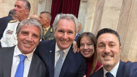 Luis Petri se mostró rodeado de los ministros de Javier Milei.