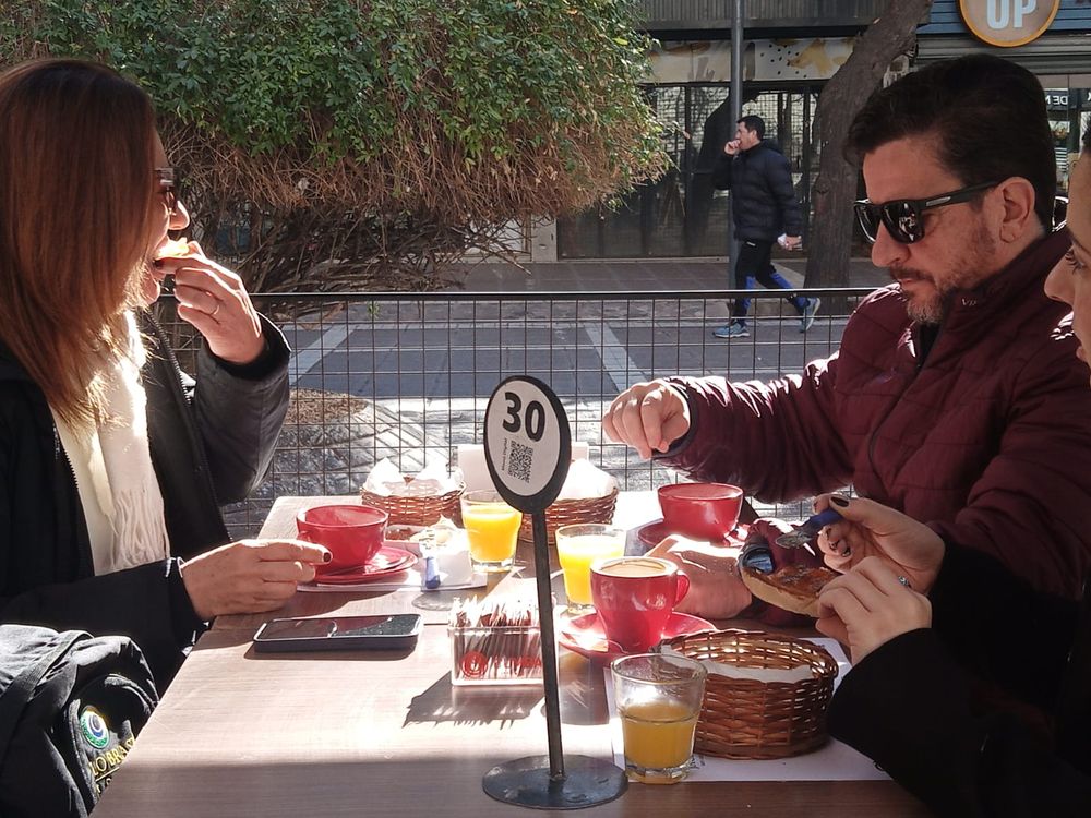 Una familia brasileña disfrutando de un desayuno en la Peatonal Sarmiento. Foto: Los Andes. Una familia brasileña disfrutando de un desayuno en la Peatonal Sarmiento. Foto: Los Andes.
