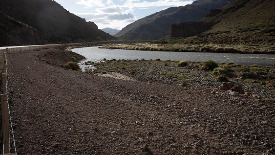 Mendoza 19 de diciembre 2020 Turismo en el departamento de Malargue Rio Grande vista de donde se construira el proyecto hidroelectrico Portezuelo del Viento Foto: Ignacio Blanco / Los Andes